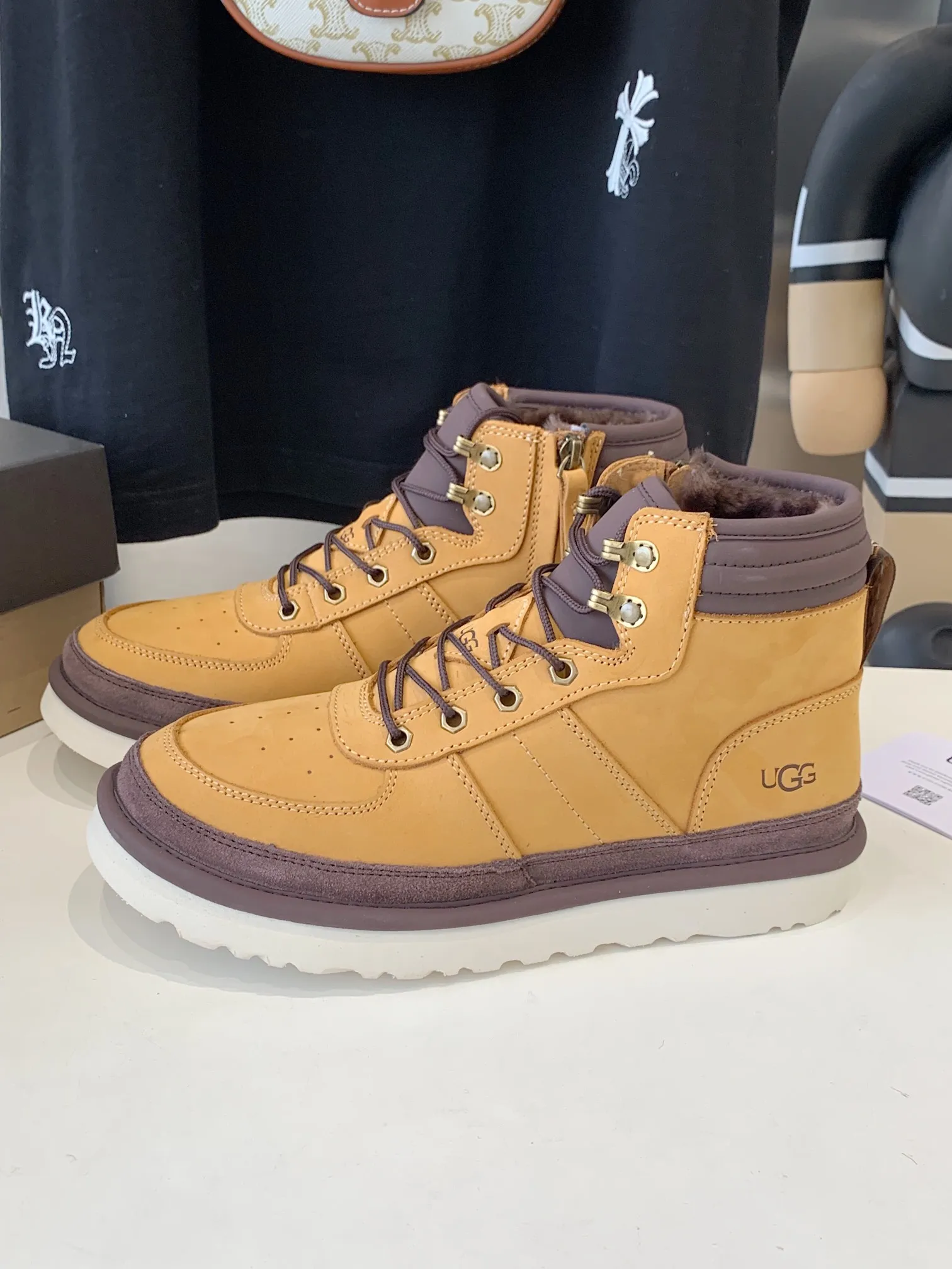 [UGG] P: 660💰 Men's model. Size: 39-44 𝐔gg 1122170 Side zipper Highlander men's shoes. Men's sheepskin lining imported from Australia. Sole. Light wing technology outsole. The upper foot is very comfortable. Men's snow boots are OK for husband and dad. High-end atmosphere. Three colors: chestnut, dark brown, olive green.